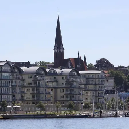 Gemuetliche Haushaelfte Mit Garten Und Terrasse