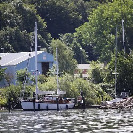Gemuetliche Haushaelfte Mit Garten Und Terrasse Flensburg