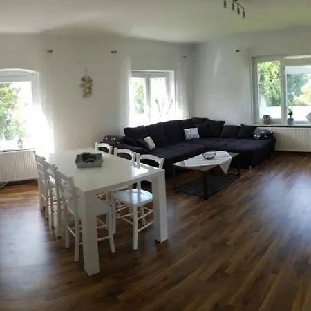Gemuetliche Haushaelfte Mit Garten Und Terrasse Apartment