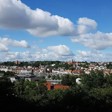 Gemuetliche Haushaelfte Mit Garten Und Terrasse